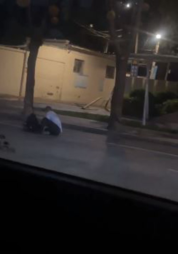 Cặp đôi mây mưa đủ mọi tư thế ngay trên đường phố, người qua đường chụp hình lia lịa vẫn thản nhiên hành sự-2