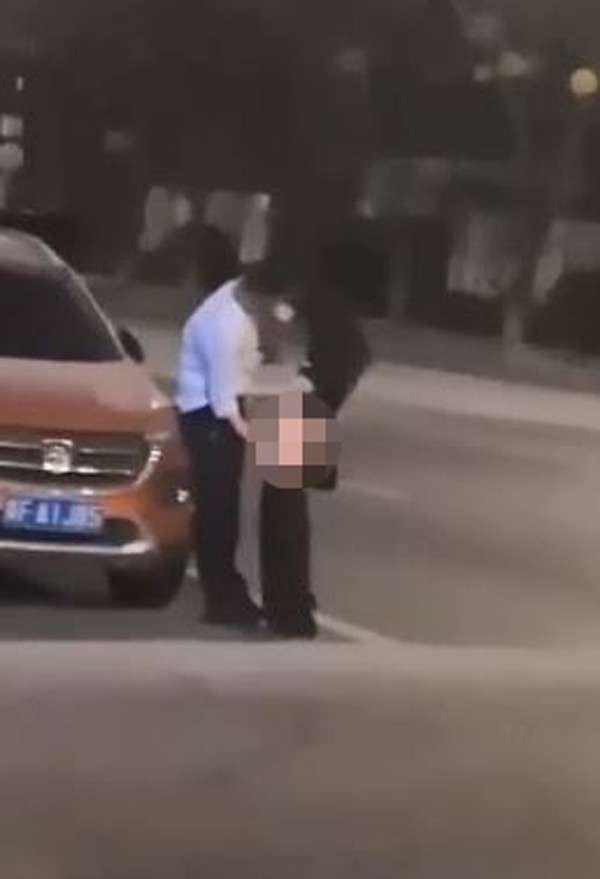 Cặp đôi mây mưa đủ mọi tư thế ngay trên đường phố, người qua đường chụp hình lia lịa vẫn thản nhiên hành sự-3