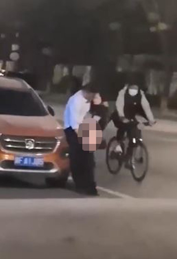 Cặp đôi mây mưa đủ mọi tư thế ngay trên đường phố, người qua đường chụp hình lia lịa vẫn thản nhiên hành sự-5