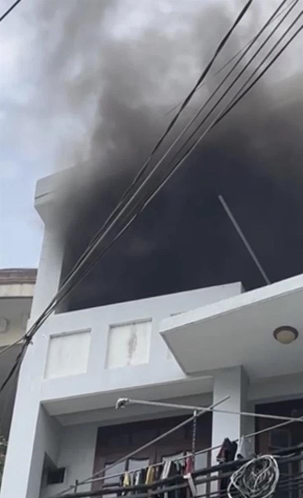 TP.HCM: Cháy nhà 3 tầng gần chợ Hạnh Thông Tây, 1 người tử vong-1