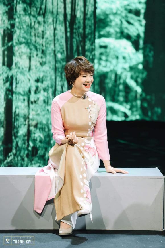 Hé lộ không gian sống tràn ngập hoa tươi của MC Diễm Quỳnh-23