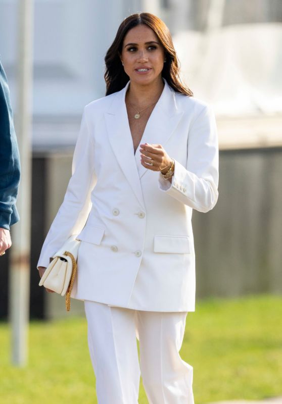 Chỉ mặc đẹp 2 lần rồi lại xấu, bộ cánh mới của Meghan Markle khiến ai nhìn cũng CHÊ!-1