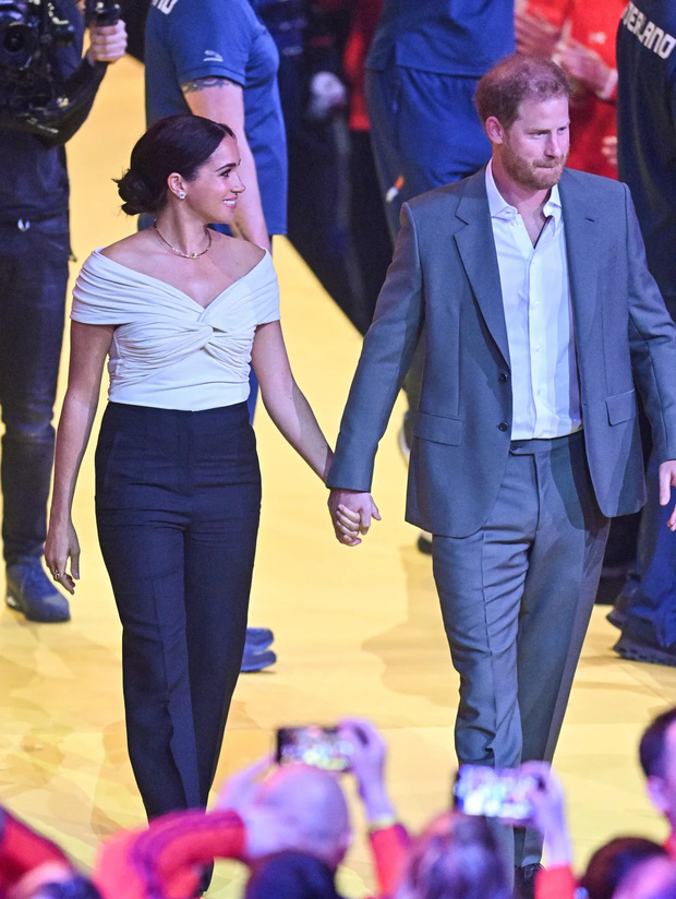 Chỉ mặc đẹp 2 lần rồi lại xấu, bộ cánh mới của Meghan Markle khiến ai nhìn cũng CHÊ!-3