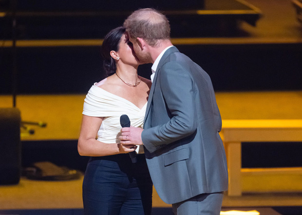 Chỉ mặc đẹp 2 lần rồi lại xấu, bộ cánh mới của Meghan Markle khiến ai nhìn cũng CHÊ!-4