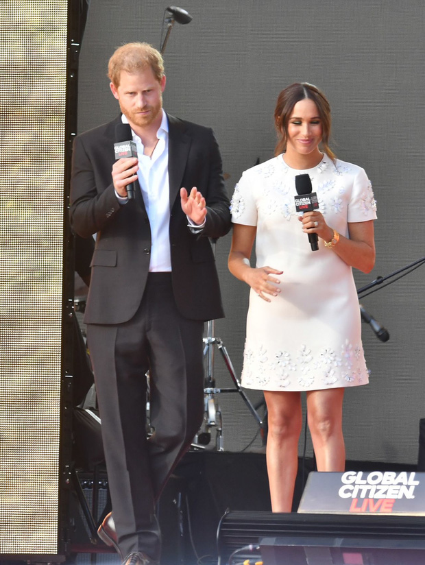 Chỉ mặc đẹp 2 lần rồi lại xấu, bộ cánh mới của Meghan Markle khiến ai nhìn cũng CHÊ!-10