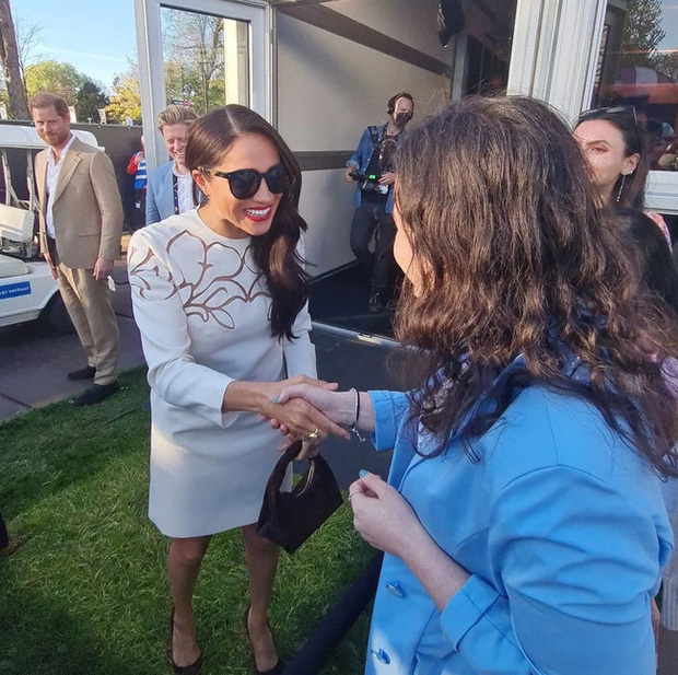 Chỉ mặc đẹp 2 lần rồi lại xấu, bộ cánh mới của Meghan Markle khiến ai nhìn cũng CHÊ!-8