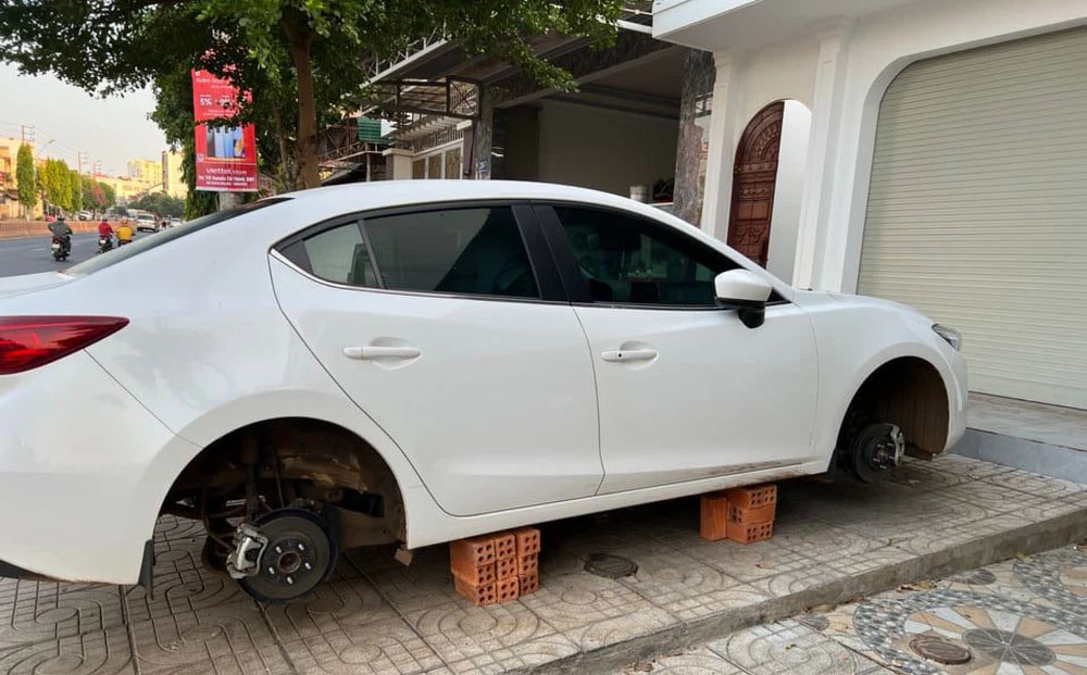 Xe Mazda 3 đỗ trước cửa nhà bị trộm tháo mất cả 4 bánh-1