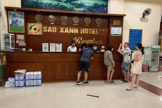 Phạt 4 triệu đồng người cầm dao rượt đuổi du khách ở Mộc Châu