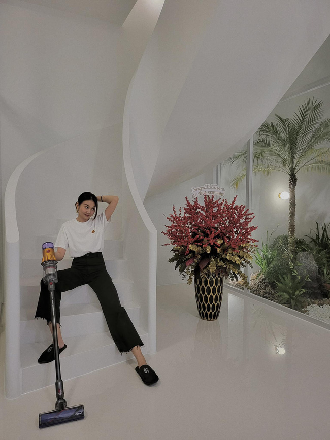 Sao Việt diện áo thun trắng chuẩn sang xịn mịn, dù chỉ mix theo cách đơn giản-3