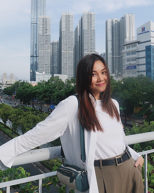 Sao Việt diện áo thun trắng chuẩn sang xịn mịn, dù chỉ mix theo cách đơn giản-8