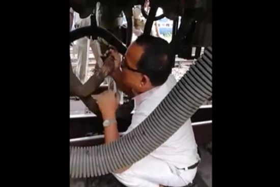 Thót tim chứng kiến nhân viên đường sắt đang sửa chữa dưới gầm thì con tàu chuyển bánh