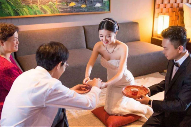 Con riêng chồng kết hôn tôi cho 500 triệu, ngày cưới chồng lại bảo con dâu rót rượu mời vợ cũ, tôi quyết định ly hôn-1