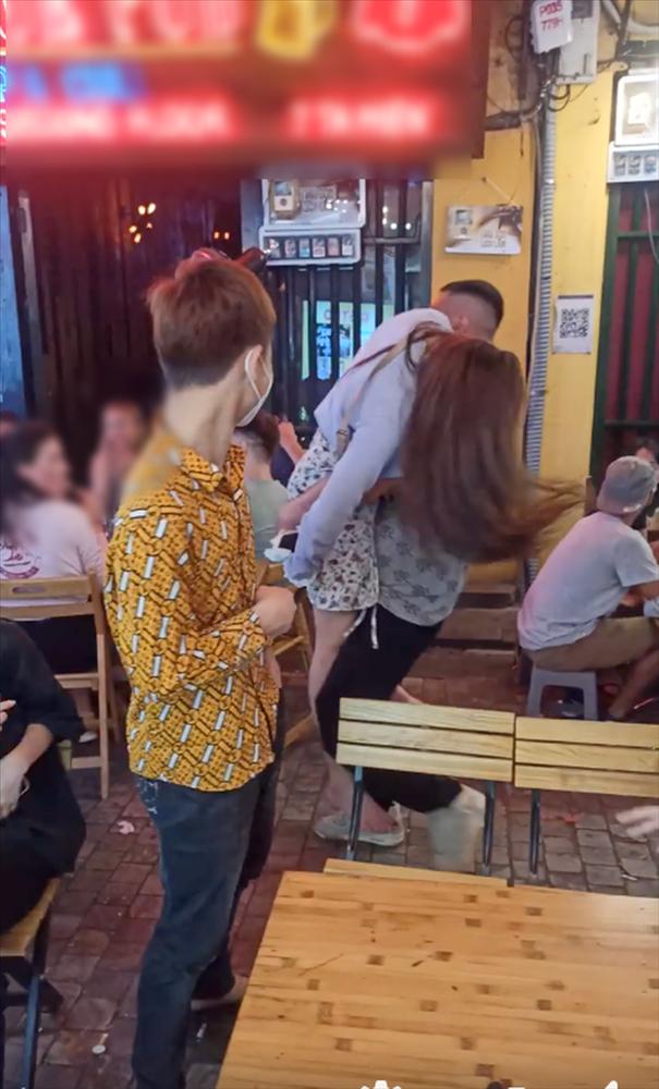 Cặp đôi say xỉn ngồi hôn nhau đắm đuối giữa phố Tạ Hiện-4