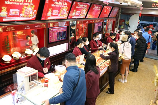 Giá vàng hôm nay 19/4: Dồn nhau giảm giá sau cú tăng sốc