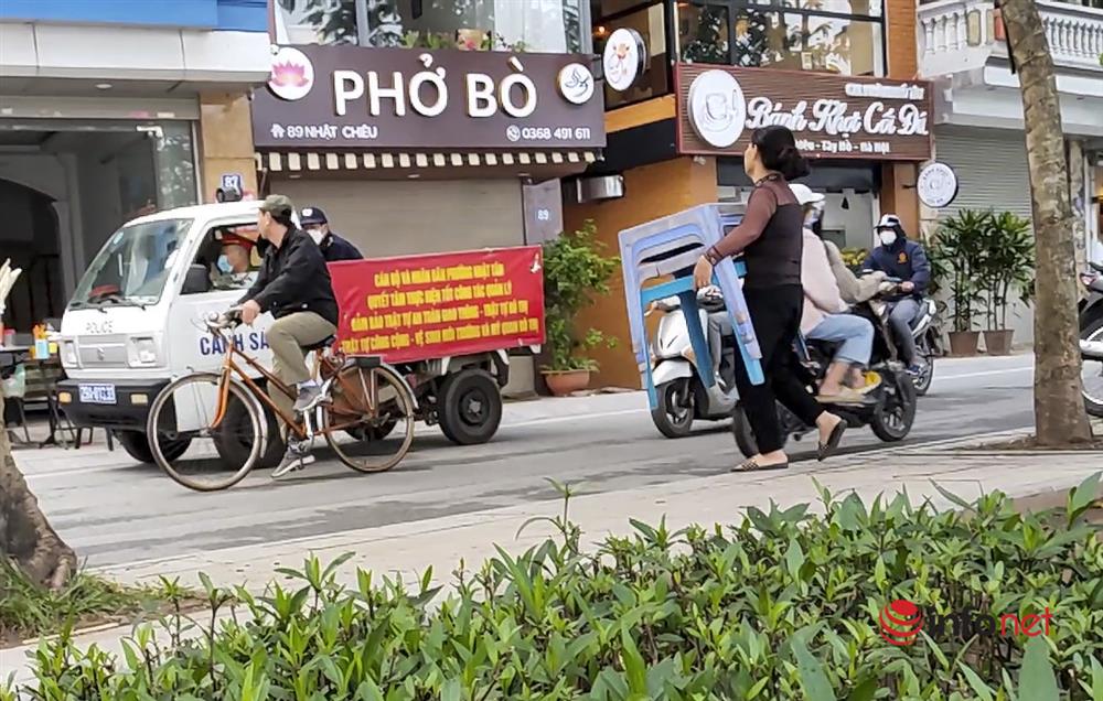 Xếp ghế che ô như bãi biển ven hồ Tây, ghế đá công cộng muốn ngồi phải trả tiền mua nước-2