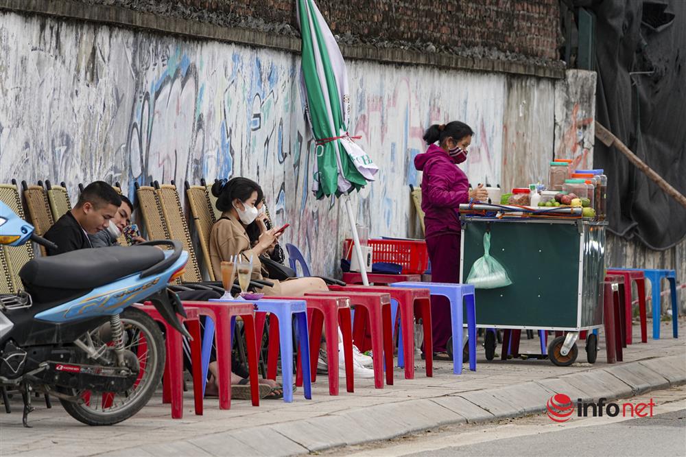 Xếp ghế che ô như bãi biển ven hồ Tây, ghế đá công cộng muốn ngồi phải trả tiền mua nước-5