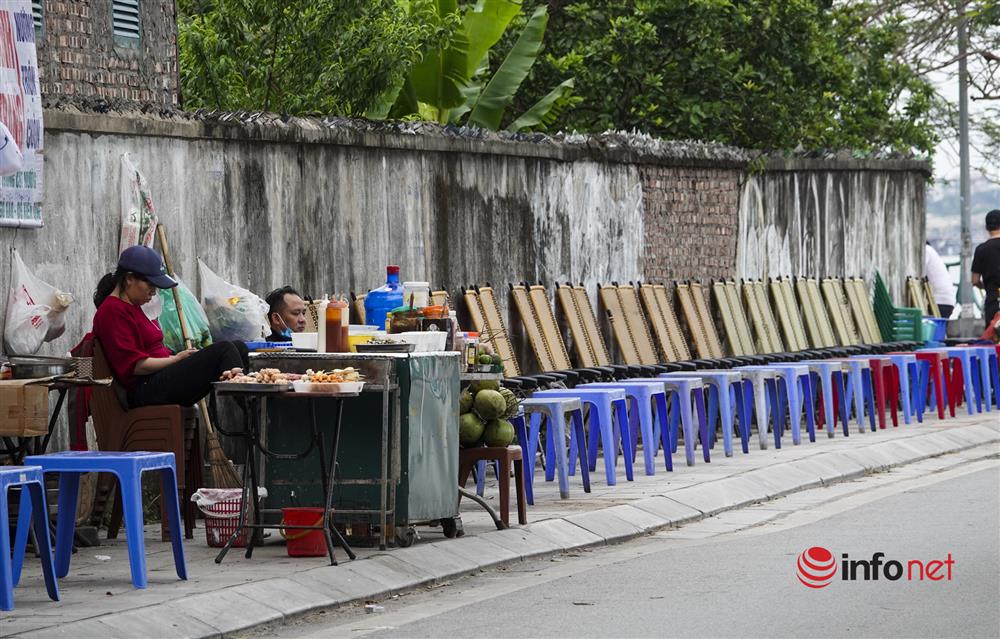 Xếp ghế che ô như bãi biển ven hồ Tây, ghế đá công cộng muốn ngồi phải trả tiền mua nước-7