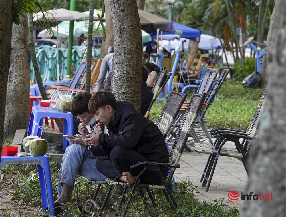 Xếp ghế che ô như bãi biển ven hồ Tây, ghế đá công cộng muốn ngồi phải trả tiền mua nước-11