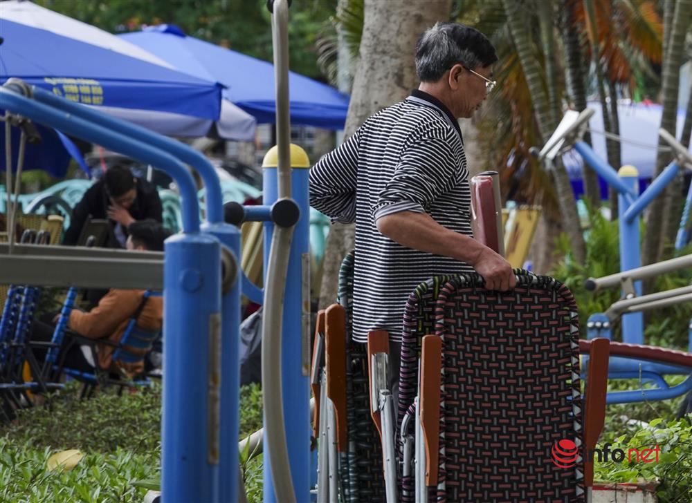 Xếp ghế che ô như bãi biển ven hồ Tây, ghế đá công cộng muốn ngồi phải trả tiền mua nước-8