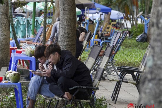 Xếp ghế che ô như bãi biển ven hồ Tây, ghế đá công cộng muốn ngồi phải trả tiền mua nước