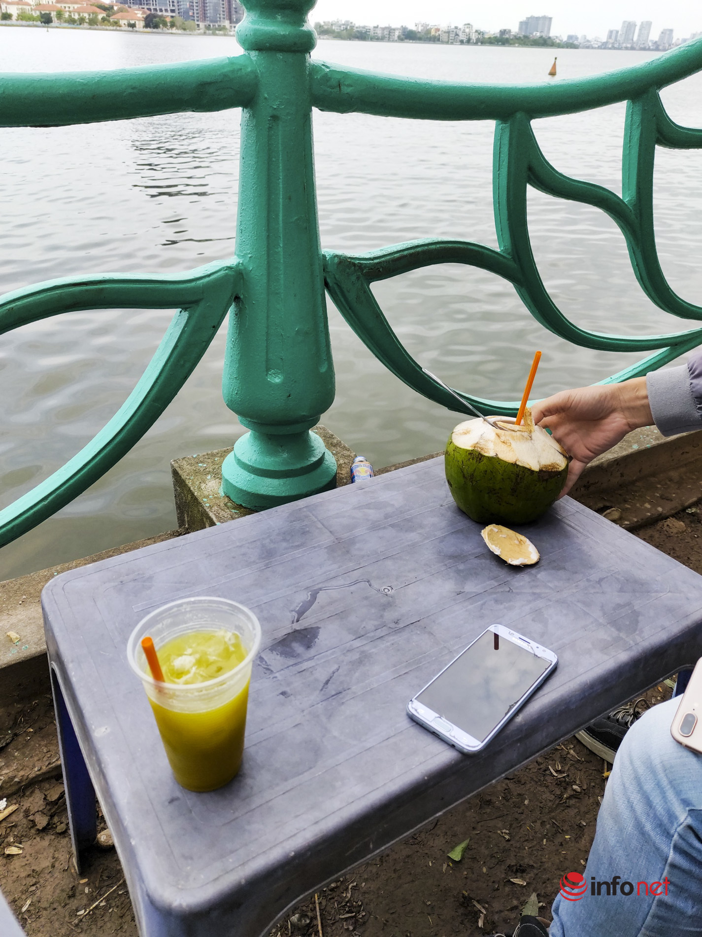 Xếp ghế che ô như bãi biển ven hồ Tây, ghế đá công cộng muốn ngồi phải trả tiền mua nước-3