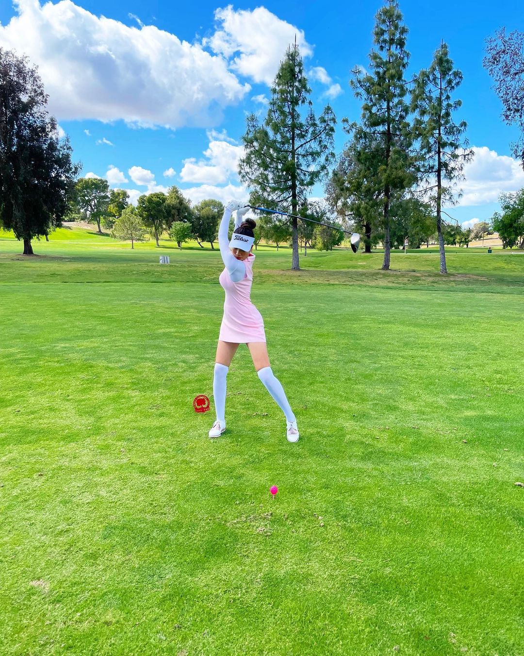 Nàng Hậu Vbiz từ bỏ hào quang để sang Mỹ sinh con: Check-in sân golf mỗi ngày, được chồng đại gia cưng như trứng mỏng-13