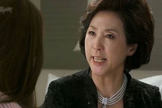 Thấy tôi suốt ngày bế con, cô hàng xóm liền mỉa mai, nào ngờ bị mẹ chồng tôi 