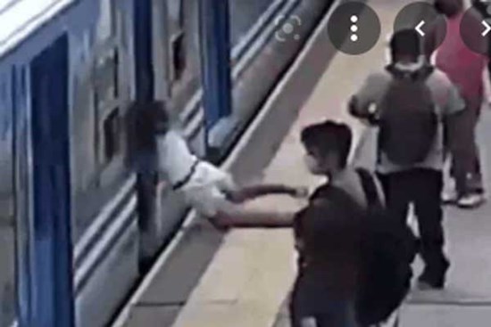 Khoảnh khắc thót tim: Cô gái loạng choạng rơi xuống đường ray đúng lúc tàu đang chạy, diễn biến sau đó khiến tất cả nhân chứng 