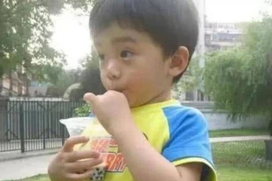 Cháu trai giật ly trà sữa của người khác nhưng bà còn bênh: Cô gái chỉ nói 8 CHỮ mà bà sợ tái mặt, vội đưa cháu ĐI VIỆN khám gấp