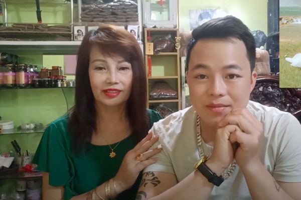 Cô dâu 62 tuổi hiện tại trông thế nào sau biến chứng thẩm mỹ khiến mặt biến dạng?-12