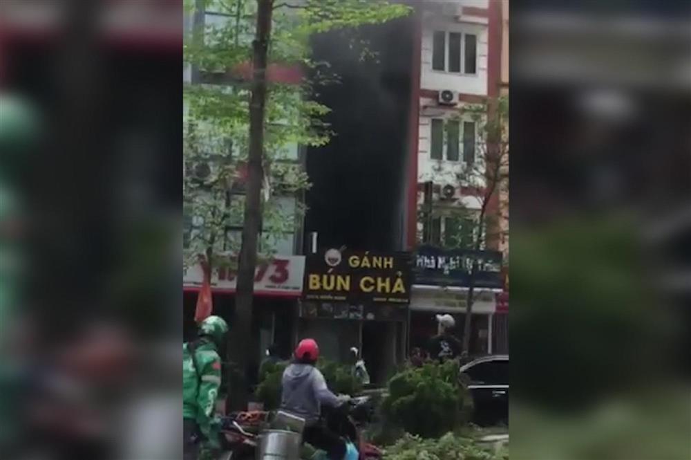 Quán bún chả ở Hà Nội bốc cháy giữa trưa, người dân hốt hoảng bỏ chạy-1
