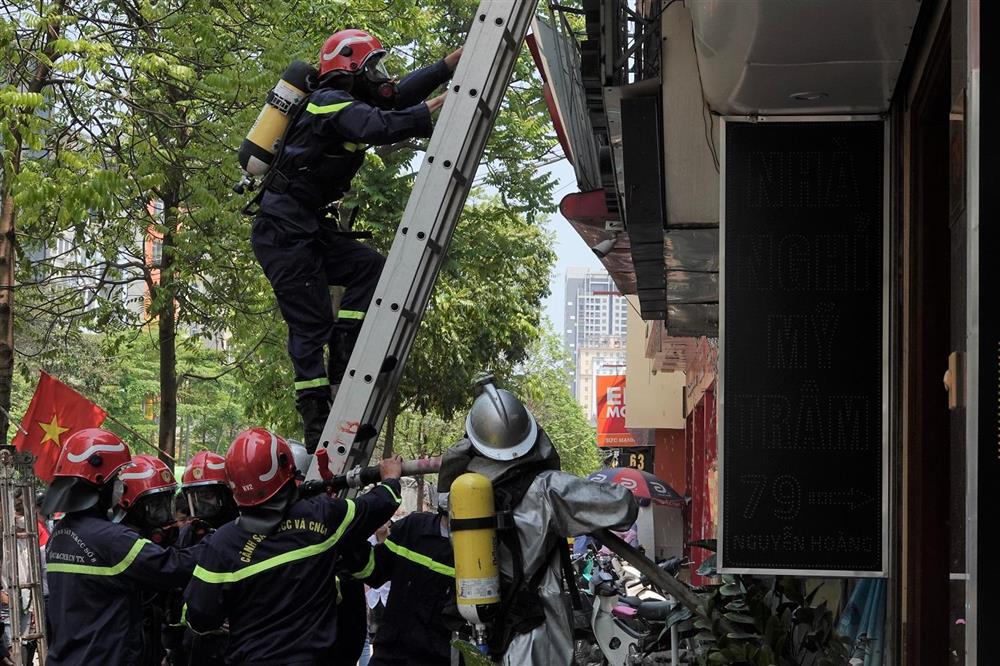 Quán bún chả ở Hà Nội bốc cháy giữa trưa, người dân hốt hoảng bỏ chạy-3