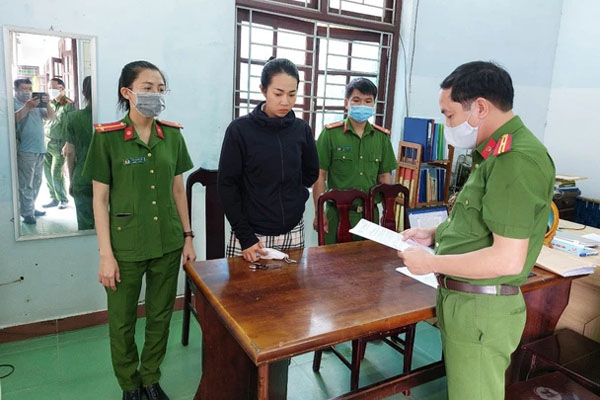 Cụ bà bốc dỡ hàng tấn xi măng kiếm tiền phụ gia đình: Cụ tự nguyện, muốn được đi làm”-2