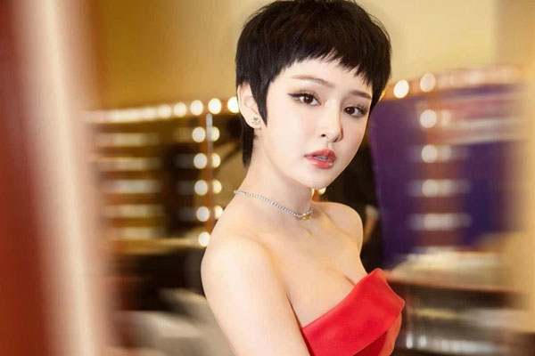 Hàng xóm nhận xét về Hiền Hồ giữa ồn ào hẹn hò anh họ U60-11