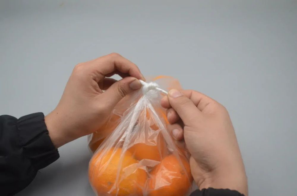 Dán&nbsp;miếng băng dính hai mặt trên túi ni lông, mẹo hay thiết thực nhưng chẳng ai nghĩ ra-4