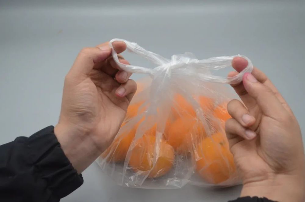 Dán&nbsp;miếng băng dính hai mặt trên túi ni lông, mẹo hay thiết thực nhưng chẳng ai nghĩ ra-7