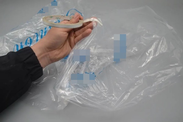 Chỉ với 1 chai nhựa bỏ đi, treo vào tủ quần áo là giải quyết được nỗi phiền muộn của hàng triệu gia đình-7