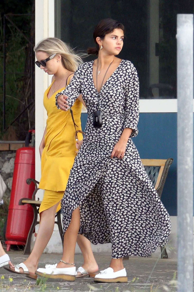 Nhờ chăm diện váy áo cổ chữ V, Selena Gomez trông vẫn nuột nà ngay cả khi tăng cân-8