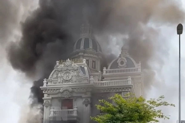 Mẹ ném 2 con nhỏ từ trên cao xuống để thoát thân trong đám cháy dữ dội, tiếng la hét hoảng loạn rõ mồn một giữa biển khói đen-8