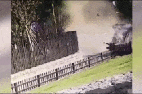 Chồng say rượu lái xe gây tai nạn, vợ văng khỏi ô tô, rơi trúng hàng rào