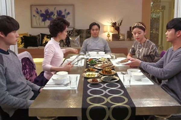 Chồng và chị dâu thường xuyên thậm thụt, lý do khiến tôi uất nghẹn-1