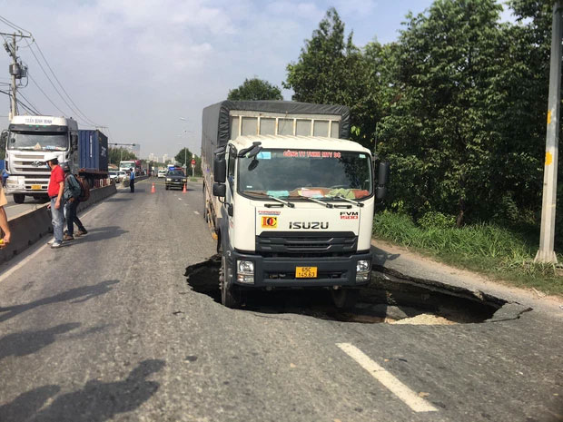 TP.HCM: Xe tải đang chạy bị sụp hố tử thần”, cảnh tượng hãi hùng như trong phim-1
