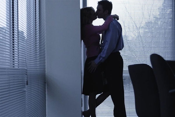 Clip: Bắt quả tang chồng đưa bồ về, vợ gọi họ hàng tới xử, lấy kéo cắt tóc lẫn váy áo khiến tiểu tam tơi tả tháo chạy-2