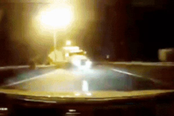 Khoảnh khắc xe tải ‘cày nát’ cabin thu phí, 4 nhân viên may mắn chạy thoát-1