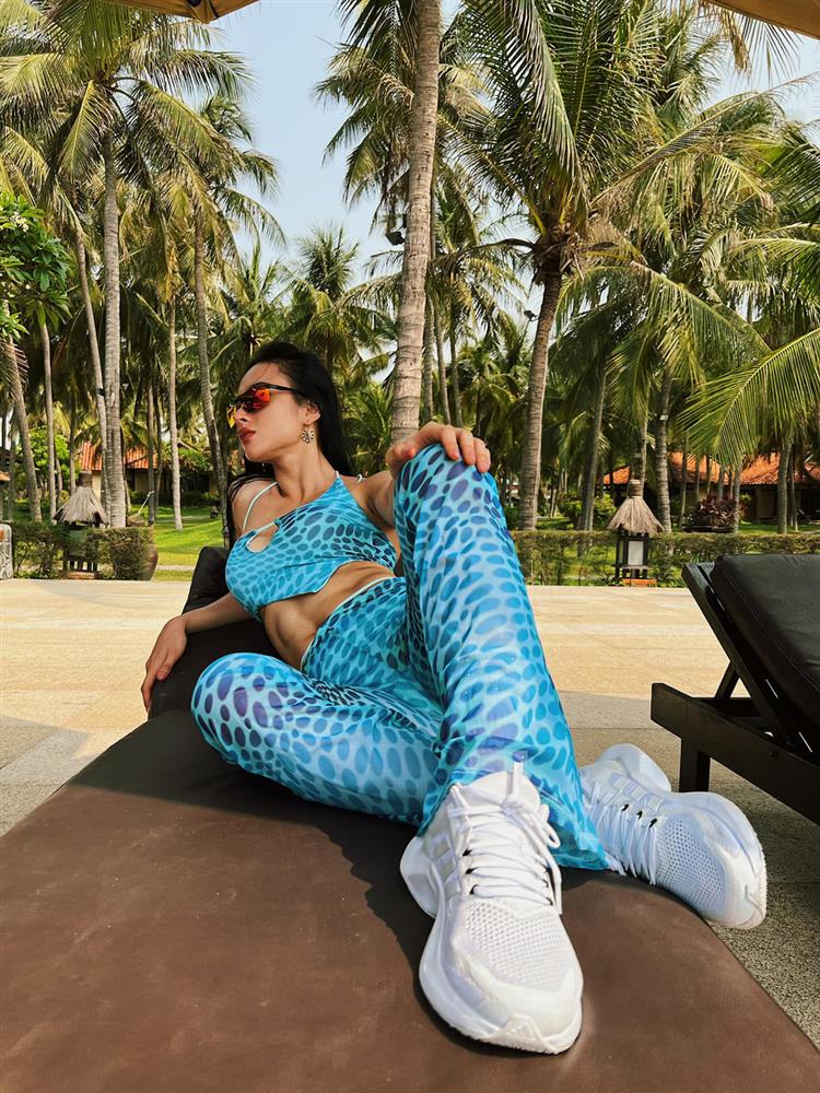 Đăng loạt ảnh mới, thân hình cơ bắp của Angela Phương Trinh gây tranh cãi-3