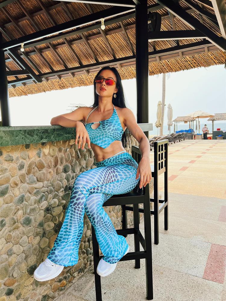 Đăng loạt ảnh mới, thân hình cơ bắp của Angela Phương Trinh gây tranh cãi-6