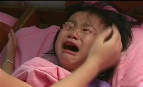 Mẹ bầu sinh con thứ 2 lúc khuya, chỉ có con gái đang đợi ngoài phòng sinh, câu nói của cô bé khiến nữ y tá bật khóc-2