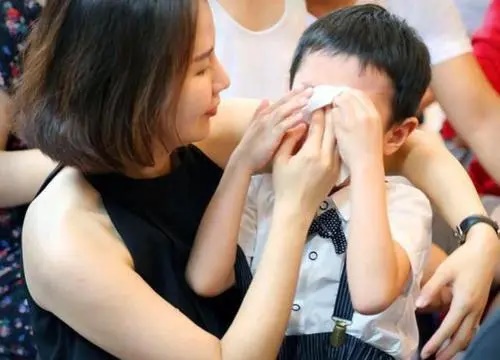 Mẹ bầu sinh con thứ 2 lúc khuya, chỉ có con gái đang đợi ngoài phòng sinh, câu nói của cô bé khiến nữ y tá bật khóc-3