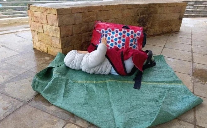 Bé gái 1 tuổi bị bỏ rơi dưới đất kèm mảnh giấy chưa khai sinh”-1