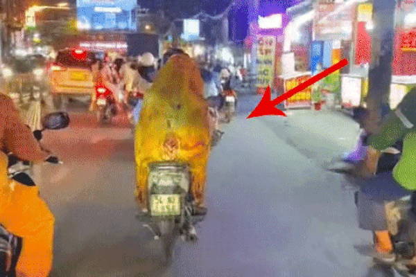 Khóc thét trước đoạn clip người đàn ông chở theo một vật thể không đầu đi xe máy hiên ngang ngoài đường, sự thật là gì?